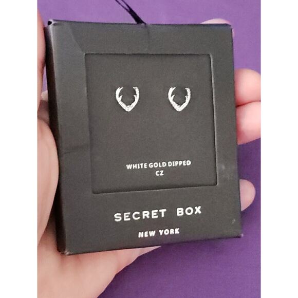 Secret Box New York White Gold Dipped CZ Antler Stud Pierced Earrings, NEW - Picture 5 of 9